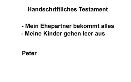 Handgeschriebenes Schriftstück neben einem Füllfederhalter auf einem Schreibtisch