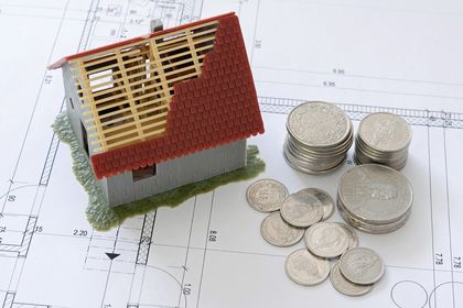 Unterzeichnung eines Vertrags auf einem Schreibtisch mit Füllfederhalter